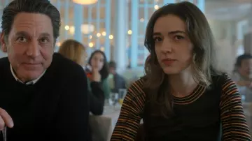 Camiseta de manga larga BDG Seb Spliced usada por Annie Greene (Rose Jackson Smith) como se ve en The Girls on the Bus (T01E10)