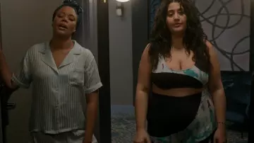Morgan Lane Katelyn Fiona Conjunto de pijama corto a rayas usado por Kimberlyn Kendrick (Christina Elmore) como se ve en Las chicas en el autobús (T01E10)
