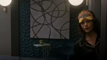 Free People El Cosmico Eye Mask usado por Grace Gordon Greene (Carla Gugino) como se ve en The Girls on the Bus (T01E10)