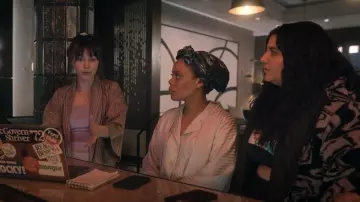 Túnica de seda de Morgan Lane Nia usada por Kimberlyn Kendrick (Christina Elmore) como se ve en The Girls on the Bus (T01E10)