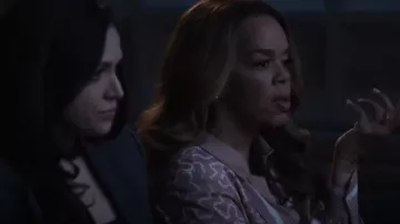 Chemise en satin Reiss portée par Maxine Roby (Paula Newsome) telle qu’on la voit dans Les Experts : Vegas (S03E06)