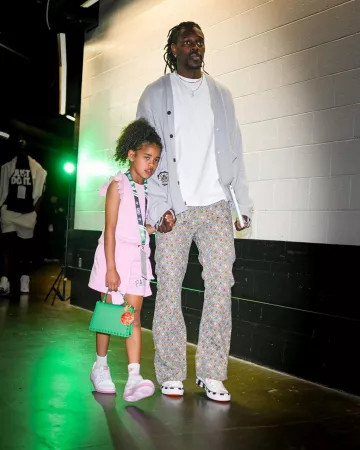 Pantalon évasé multicolore à imprimé diamant rétro Honor The Gift porté par Jrue Holiday sur le compte Instagram @celtics