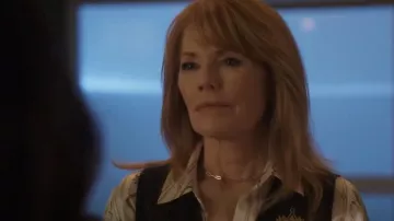 Collar Gorjana Parker usado por Catherine Willows (Marg Helgenberger) como se ve en CSI: Vegas (T03E07)