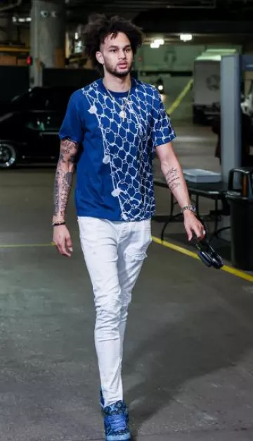 Jeans Amiri White MX1 porté par Dereck Lively II sur le compte Instagram @dallasmavs