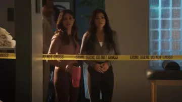 Chaqueta con cremallera Alo Yoga usada por Libby Darling como se ve en CSI: Vegas (S03E07)