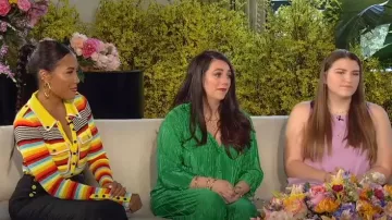 Falda larga de sarga adornada con botones usada por Emma Grede como se ve en el desfile de Tamron Hall el 14 de mayo de 2024