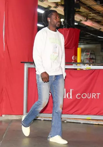 Jean évasé Blue Distressed Muddy Knee porté par Jrue Holiday sur le compte Instagram @celtics