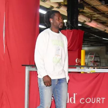 Sweat-shirt Dior Ivory & Neon Vert Bobby Dog Logo porté par Jrue Holiday sur le compte Instagram @celtics