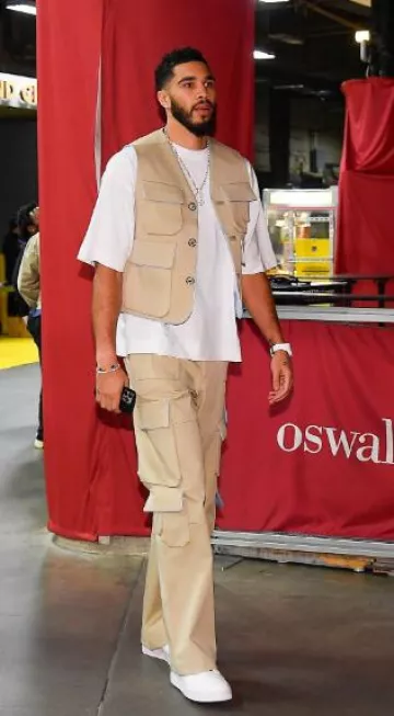 Pantalon cargo Versace beige et bleu clair porté par Jayson Tatum sur le compte Instagram @celtics