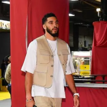 Gilet cargo Versace beige et bleu clair porté par Jayson Tatum sur le compte Instagram @celtics