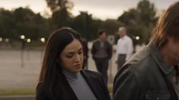 Theory Etiennette Blazer usado por la detective Serena Chavez (Ariana Guerra) como se ve en CSI: Vegas (T03E09)