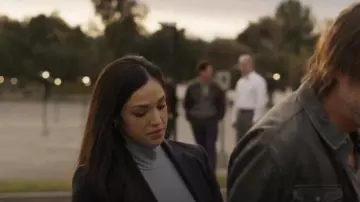 Theory Eti­en­nette Blaz­er worn by Detective Serena Chavez (Ariana Guerra) as seen in CSI: Vegas (S03E09)