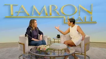 Cinq a Sept Cheyenne Paisley-Blazer bordado usado por Erica Taylor como se ve en Tamron Hall Show el 14 de mayo de 2024