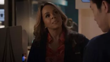 Equipo Camisa abotonada usada por Maxine Roby (Paula Newsome) como se ve en CSI: Vegas (S03E09)