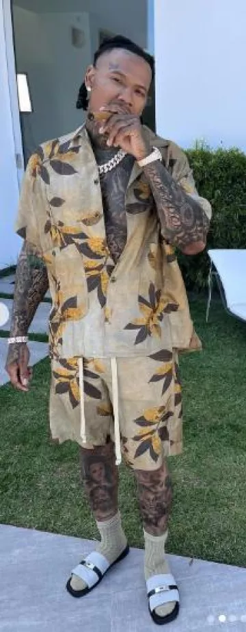 Sandales Hermès en toile grise Kelly Buckle 'Gabriel' portées par Moneybagg Yo sur le compte Instagram @moneybaggyo