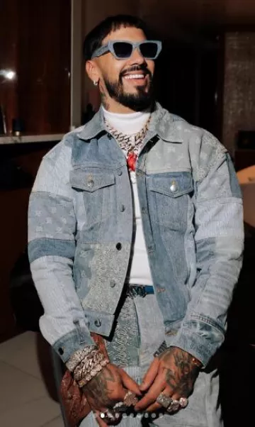 Jeans évasés Amiri bleu clair multi patchwork porté par Anuel AA sur le compte Instagram @anuel