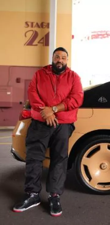 Tarjetero con cremallera de cuero negro de Prada usado por DJ Khaled en la cuenta de Instagram @djkhaled