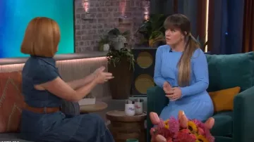 Robe en tricot allongé Sovere en azur portée par Kelly Clarkson telle que vue dans The Kelly Clarkson Show le 13 mai 2024