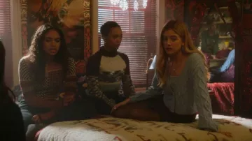 Cárdigan abotonado con cuello en V DeFacto Regular Fit usado por Kelly Beasley (Mallory Bechtel) como se ve en Pretty Little Liars: Original Sin (T02E01)