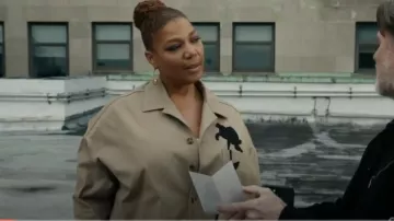 Valentino Garavani Veste chemise en toile à fleurs appliquées portée par Robyn McCall (Queen Latifah) comme on le voit dans The Equalizer (S04E09)