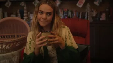 Brandy Melville Skylar Floral Eyelet Scallop porté par Imogen Adams (Bailee Madison) comme on le voit dans Pretty Little Liars : Original Sin (S02E01)