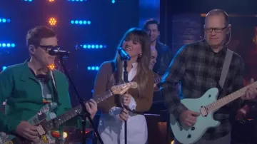 Top Veronica Beard Leonara Mix Media porté par Kelly Clarkson tel que vu dans The Kelly Clarkson Show le 15 mai 2024
