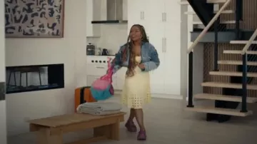 Sandales Ugg Goldenglow portées par Delilah (Laya DeLeon Hayes) comme on le voit dans The Equalizer (S04E09)
