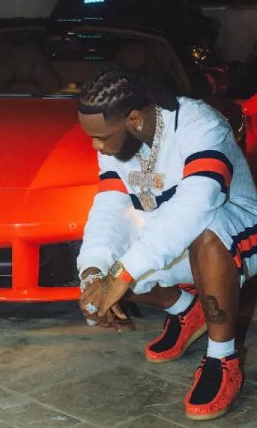 Bottes Clarks x Popcaan Red Camo 'Wallabee' portées par Burna Boy sur le compte Instagram @burnaboygram
