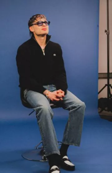 Lunettes de soleil Jacques Marie Mage 'Sandro' noires et bleu clair portées par Peso Pluma sur le compte Instagram @pesopluma