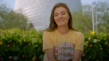 Parcs Disney Walt Disney World Chemise jaune Mickey rétro avec logo arc-en-ciel portée par Emmy Russell comme on le voit dans American Idol (S22E17)