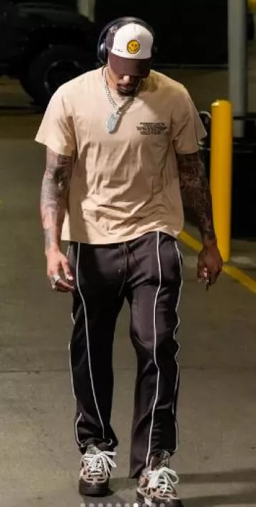 Pantalon de survêtement « western » Amiri Brown porté par Paul Jamaine Washington Jr. sur le compte Instagram @dallasmavs