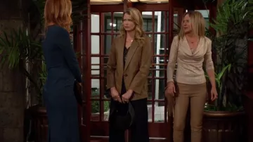 Blouse à col bénitier en tricot côtelé Ramy Brook Carolina portée par Sharon Newman (Sharon Case) comme on le voit dans Les Feux de l’Amour le 6 mai 2024