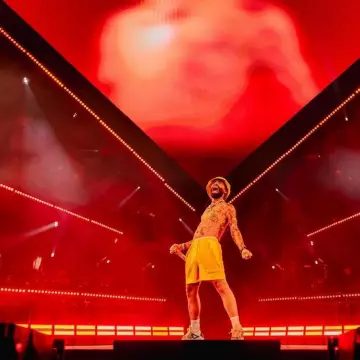 Jordan 4 Retro 'Vivid Sulfur' portée par Arcángel sur le compte Instagram @arcangel