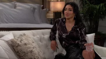 Chemise L’Agence Tyler en chaîne multi grunge noire portée par Audra Charles (Zuleyka Silver) telle que vue dans Les Feux de l’Amour le 8 mai 2024