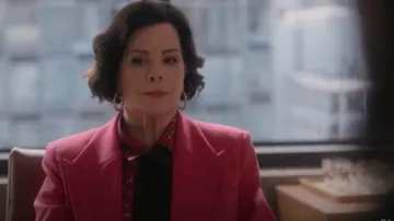 Chemise imprimée Max Mara Mino portée par Margaret (Marcia Gay Harden) comme on le voit dans So Help Me Todd (S02E10)