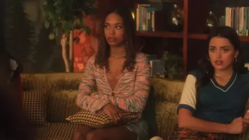 American Eagle Bell Sleeve Ring Cami portée par Faran Bryant (Zaria Simone) comme on le voit dans Pretty Little Liars : Original Sin (S02E01)