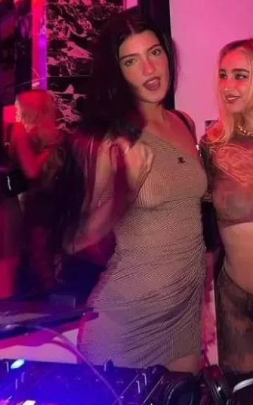 Vestido de un hombro a cuadros Courreges usado por Charli D'Amelio en su Instagram el 27 de abril de 2024