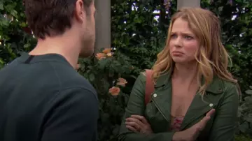 Chaqueta LaMarque Ciara en verde botella usada por Summer Newman (Allison Lanier) como se ve en The Young and the Restless el 9 de mayo de 2024