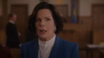 Pendientes colgantes Swarovski Silver-Tone Gema Blue Stone usados por Margaret (Marcia Gay Harden) como se ve en So Help Me Todd (T02E10)