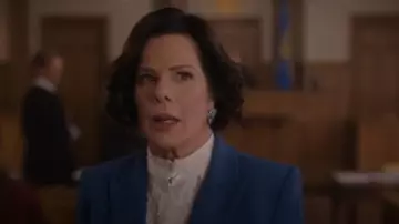 Boucles d’oreilles Swarovski argentées en pierre bleue Gema portées par Margaret (Marcia Gay Harden) comme on le voit dans So Help Me Todd (S02E10)