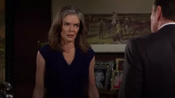 The Fold London Alura Vestido en azul marino francés usado por Diane Jenkins (Susan Walters) como se ve en The Young and the Restless el 10 de mayo de 2024