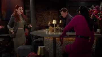 Haut Ivy Significant Other en kaki porté par Sally Spectra (Courtney Hope) comme on le voit dans Les Feux de l’Amour le 13 mai 2024