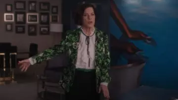 Marc Cain Blazer vert à imprimé floral porté par Margaret (Marcia Gay Harden) comme on le voit dans So Help Me Todd (S02E10)