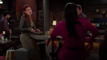 Jupe Ivy Significant Other en kaki portée par Sally Spectra (Courtney Hope) comme on le voit dans Les Feux de l’Amour le 13 mai 2024