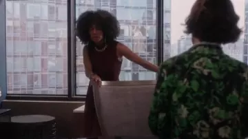 Ever New Phillipa Robe midi plissée portée par Beverly Crest (Leslie Silva) comme on le voit dans So Help Me Todd (S02E10)