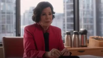 Anillo de cóctel Swarovski Millenia usado por Margaret (Marcia Gay Harden) como se ve en So Help Me Todd (T02E10)