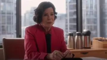 Bague de cocktail Swarovski Millenia portée par Margaret (Marcia Gay Harden) comme on le voit dans So Help Me Todd (S02E10)