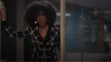 Blazer Smythe Birkin Rib Cuff en Black Grid porté par Beverly Crest (Leslie Silva) comme on le voit dans So Help Me Todd (S02E10)