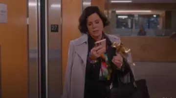 Trench-coat Theory Oaklane porté par Margaret (Marcia Gay Harden) comme on le voit dans So Help Me Todd (S02E10)