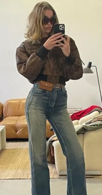 Lunettes de soleil rondes surdimensionnées Acne Studios portées par Elsa Hosk sur sa Story Instagram le 19 avril 2024